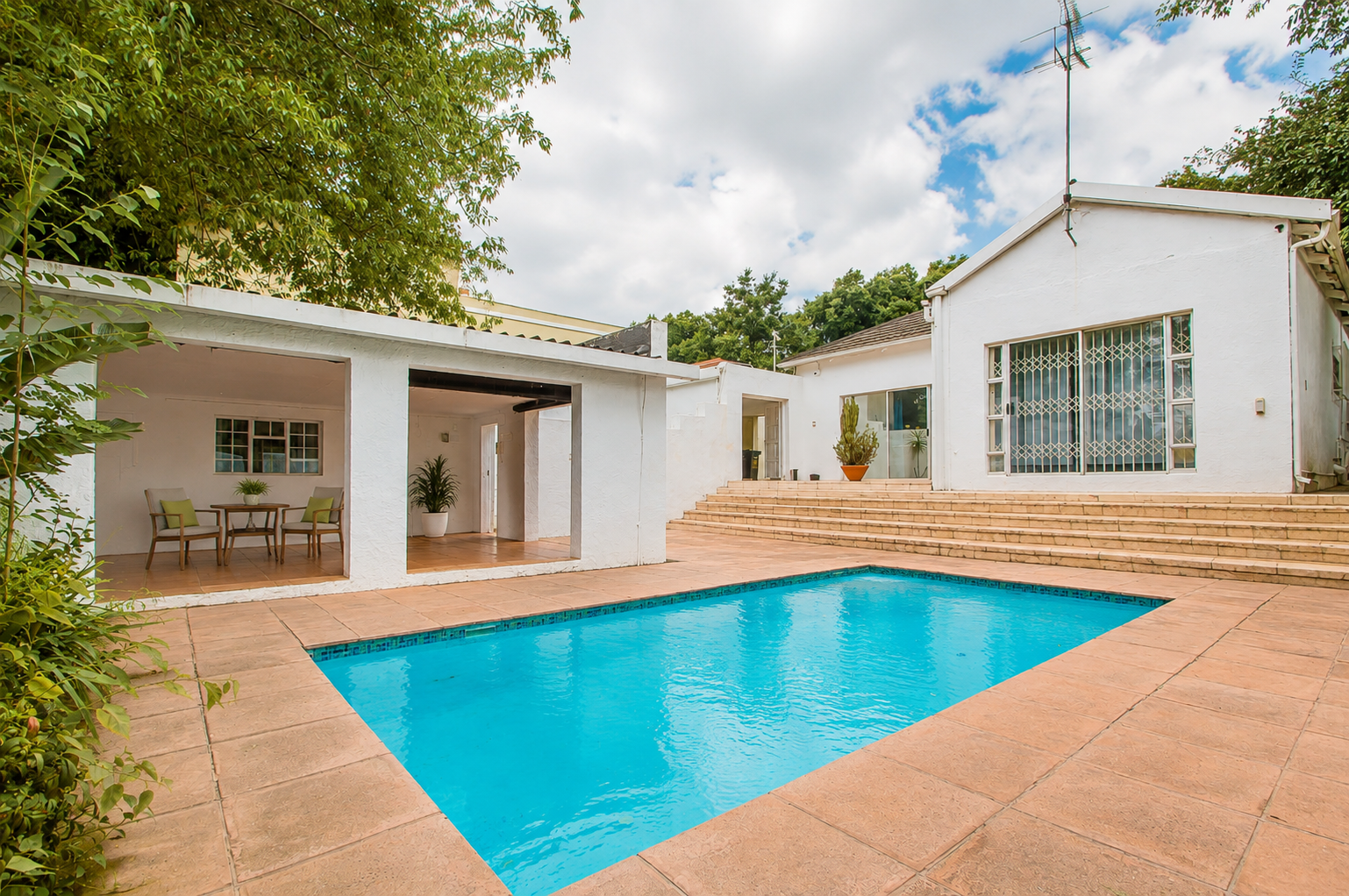 17 Gloucester Street pool and exterior